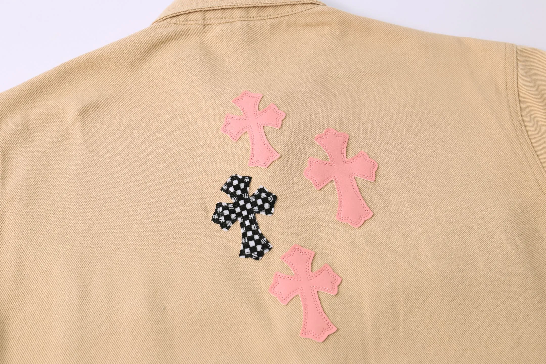 P260 Style No.: H884 Crow Heart & 𝐂𝐡𝐫𝐨𝐦𝐞 𝐇𝐞𝐚𝐫𝐭 CH Cherry Blossom Pink Checkerboard Leather Jacket* Crow Heart is a representative shirt jacket, loved by many celebrities, such as Yu Shuxin and Angelababy have picked it up. The main body fabric in khaki has a great texture, is strong and stylish. The pink cross-shaped patchwork leather is so eye-catching, and it is also embellished with checkerboard elements. It directly brings out the sweet and cool style, and the design is overwhelming. The hardware buttons are exquisite and durable, and the Crow heart logo on them is full of details, highlighting high-end quality. No matter whether it’s a boy or a girl, it looks great on you! Color: Khaki Size: 46-48-50-52